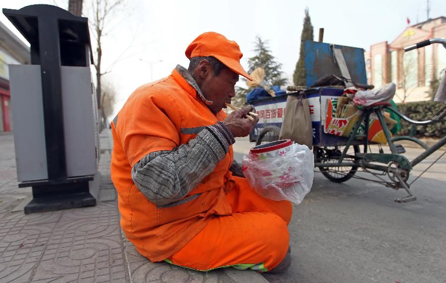 輸送帶廠家：暖心！老人高溫下賣菜城管買下送環(huán)衛(wèi)工